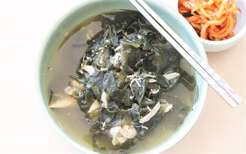 Canh gà nấu rong biển - Green Food