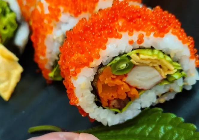 Sushi Cơm Cuộn Bọc Trứng Cá Chuồn - Green Food