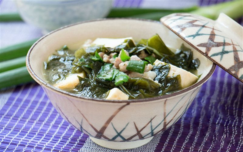 Canh rong biển nấu đậu hũ - Green Seaweed