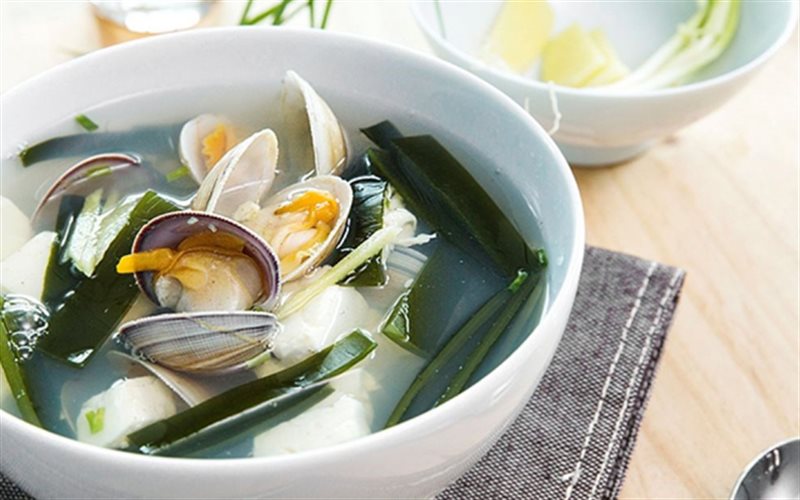 Canh nghêu nấu đậu hũ và rong biển - Green Seaweed