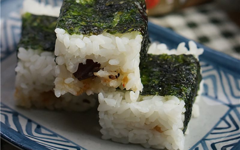 Cơm cuộn chà bông sốt XO - Green Seaweed