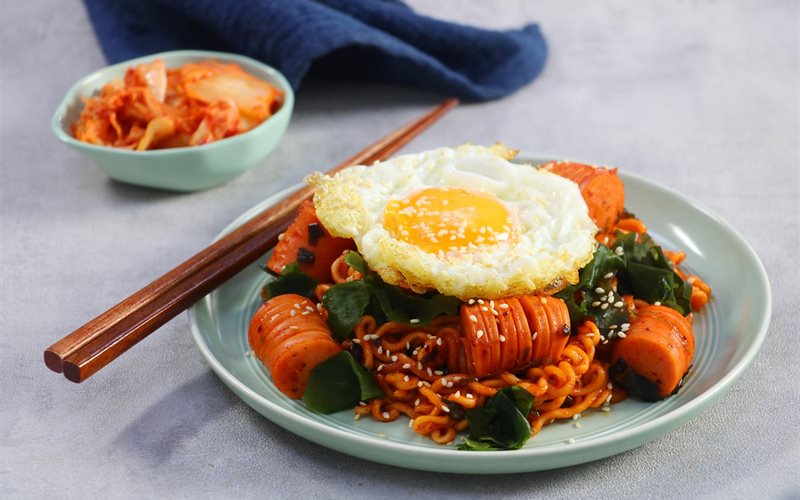 Mì Hàn Quốc xào rong biển xúc xích - Green Seaweed