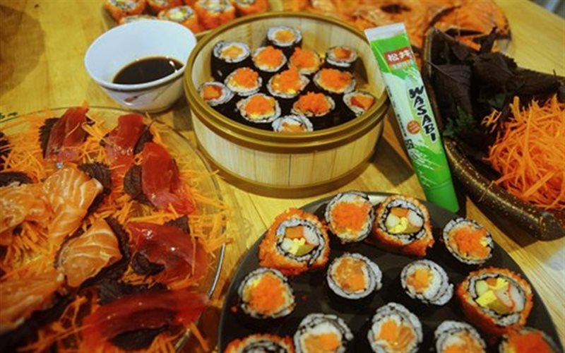 Sushi cá hồi trứng tôm - Green Seaweed