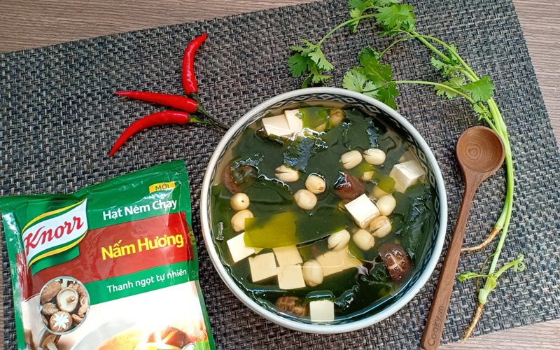 Canh rong biển hạt sen & nấm hương - Green Seaweed