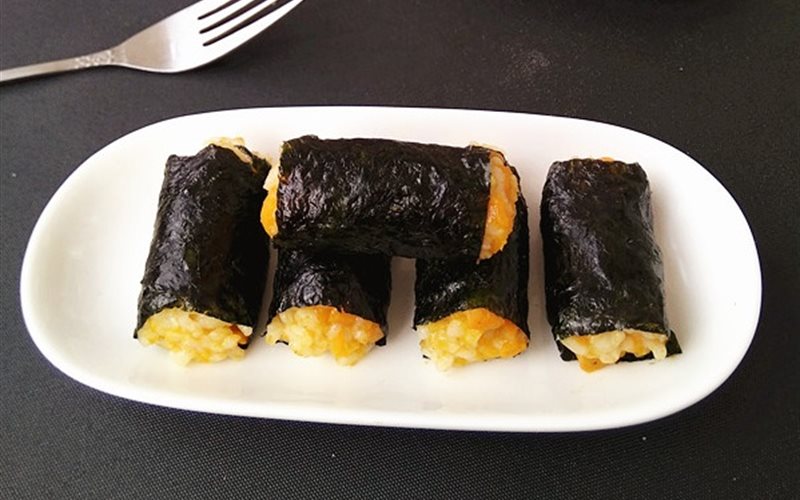Cơm bí đỏ cuộn rong biển - Green Seaweed