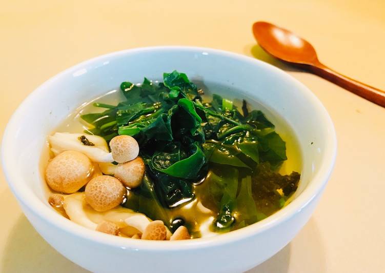 Canh mùng tơi nấm rong biển - Green Seaweed