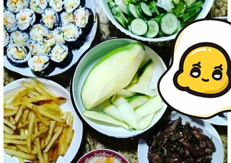 Xoài xanh chấm mắm ruốc thịt ba chỉ + Kimbap + khoai tây chiên + salad - Green Seaweed