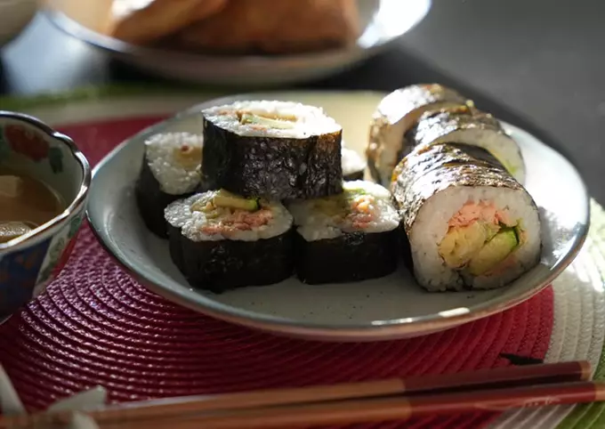 Cơm cuộn rong biển nhân cá hồi và quả bơ - Green Food