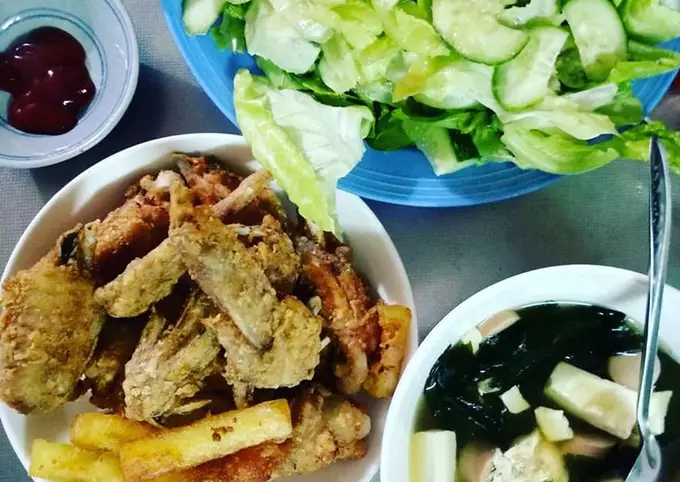 Cánh gà chiên giòn + canh rong biển + salad - Green Food