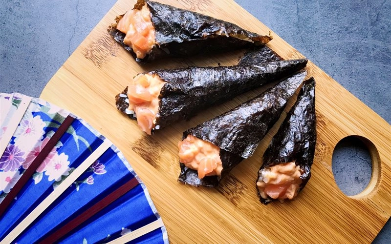 Temaki cá hồi - Sushi cuộn hình nón nhân cá hồi - Green Food