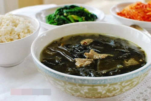 Canh rong biển thịt bò mang phong cách Hàn Quốc